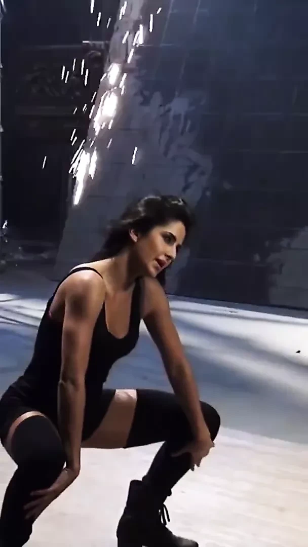 Sürtük katrina kaif göğüslerini sallıyor