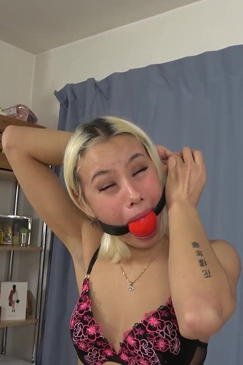 Lilly'nin bağlı meydan okuması: sıkı fermuarlar ve dev ballgag çilesi! (fullhd)