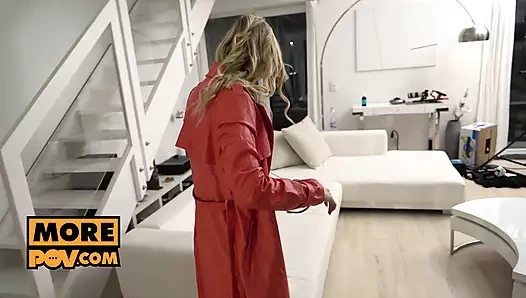 Yeni komşu Lulu Love vücudunu ev ısıtma hediyesi olarak sunuyor