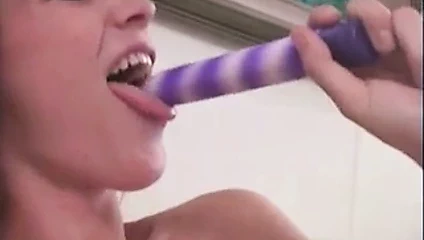 Busty çobanpüskülü oynama ona sıcak kedi ile yapay penis