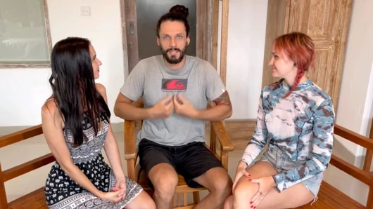 Sert yarağını sıska, ateşli kızıl saçlı arkadaşı tarafından emdiriyor