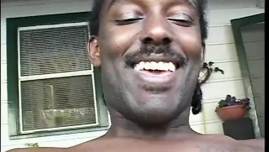 Yaramaz sarışın tatlı siyah çapa ile bırakılmaktan hoşlanır