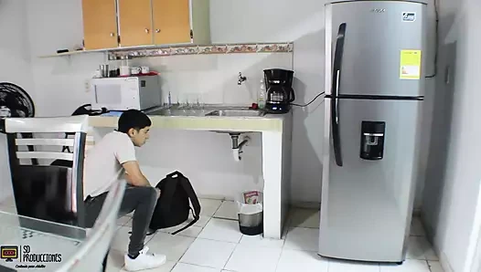 Arkadaşıma bir hasarı tamir etmesi için tesisatçı diyorum ve sonunda küçük sütünü kalçalarıma damlatıyor - ispanyolca porno