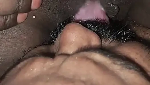 Üvey erkek kardeşim amımı yaladı ve beni sikti, tüm penisini içine soktu.