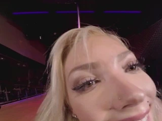 Sıcak sarışın, annesinin ona sadece senin için ne verdiğini gösteriyor