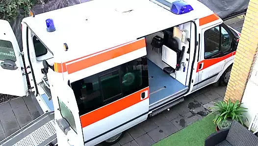 Seksi doğal hemşire hastane arabasında sikiliyor