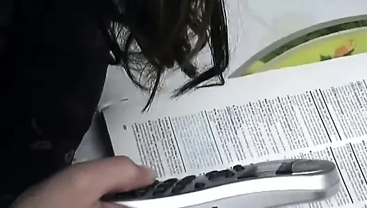 Esmer kadın yarağı okşuyor ve amının damladığını gösteriyor yakın çekim