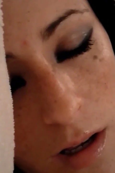 Çarpıcı amatör hatun cleo edepsizce konuşuyor ve sana deliğini yakın çekim gösteriyor!