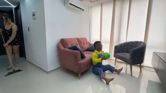 Yaramaz küçük üvey erkek kardeşim evi temizlememe izin vermiyor ve bahane olarak aldatıcı büyük penisiyle beni sert sikiyor.