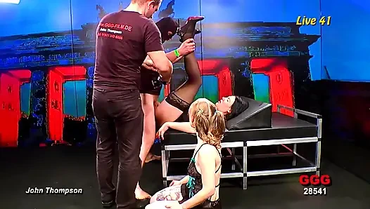 Ggg - Büyük Göğüslü Sarışın MILF Kulüpte Bir Grup Adam Tarafından Grup Tarafından Cinsel Saldırıya Uğradı - Ggg Canlı Gösteride