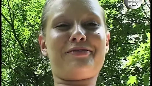 Milf parkta kedi kapalı gösterir