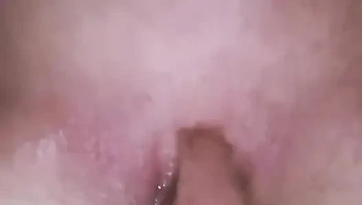 Sürtük tamircinin yarağını alıyor ve kocası yokken onu parmaklıyor