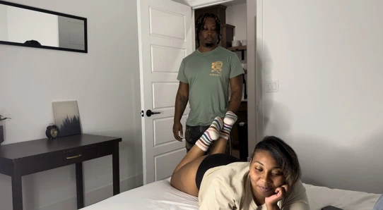 Yan odada oda arkadaşı olmasına rağmen hala biraz yarak istiyor