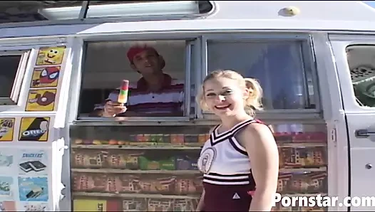 Amigo kız bebek Cindy Loo büyük yarakla sikişiyor