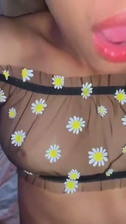 Ateşli genç kadın erkek arkadaşından prezervatifini çıkarmasını ve ona vajinasına tüm sütünü vermesini istiyor | Klip 1