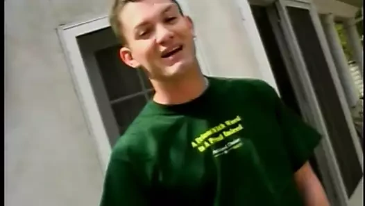 Sarışın genç kız açık havada arkadan sert sikiliyor