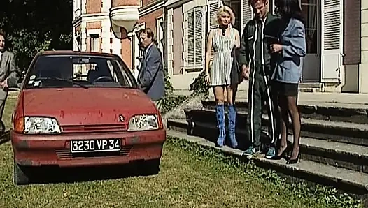 Yumruk sokma bağımlısı Alman bebekler açık havada üçlü sekste yarağı paylaşıyor