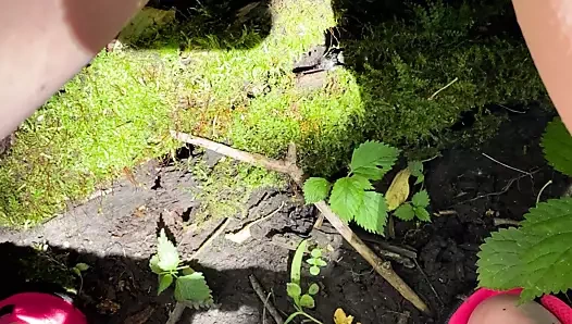 büyük kedi parmak içinde kamu içinde boru nehir yanında