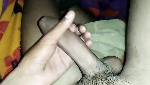 Hintli bir oğlan odada mastürbasyon yapıyor ve boşalıyor