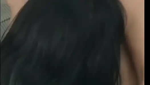 Ateşli minik sarışın ve esmer grup seks sırasında götten sikiliyor