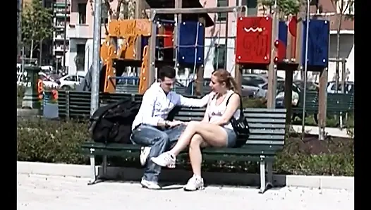 Sürtük genç kız olgun sert yarakla sikiliyor