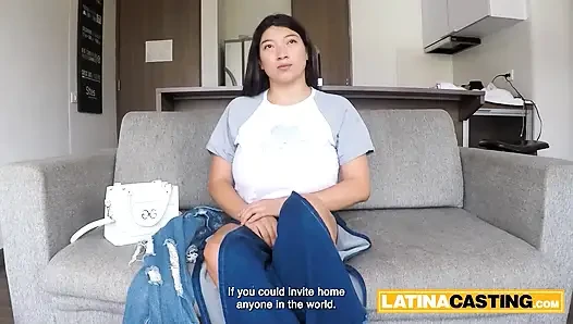 Bu büyük memeli latinin partnerinden kaçmasına yardım ettim ve ona özlemini çektiği sert gırtlağını siktirdim
