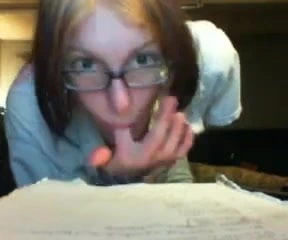 Gözlüklü geeky kız 2