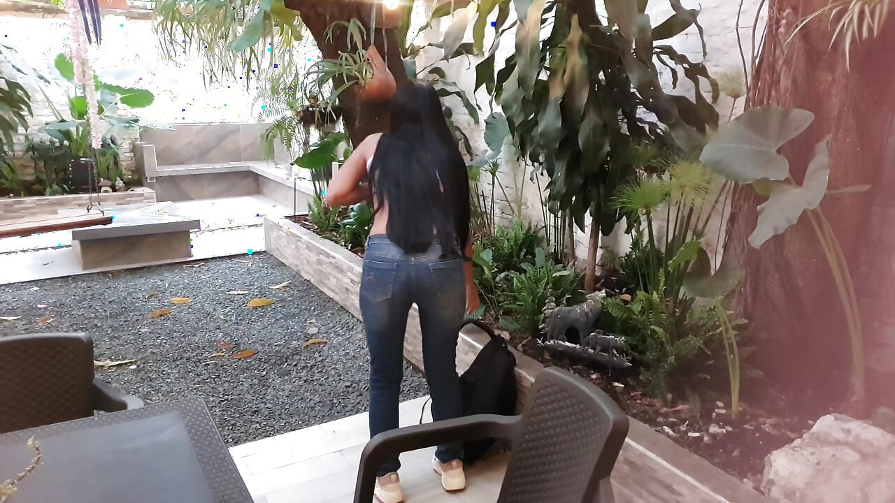 Arkadaşımı ders çalışmama yardım etmesi için davet ediyorum ve sonunda sikişiyoruz