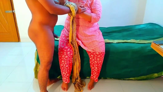 Kamuk ne apni satuli ko hat bandhkar chudai jabardast - üvey anne üvey oğlunu elleri bağlı sikiyor