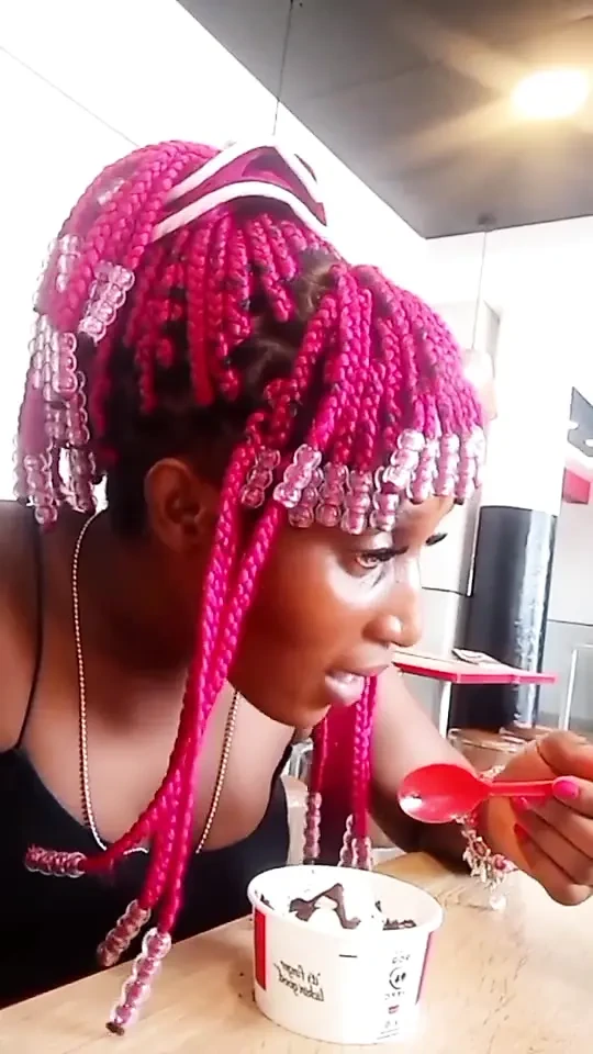 Parasını yediğim için beni sikmek istiyor