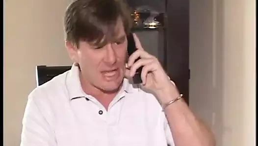 Kanepede siyahi beyaz üçlü grup seks