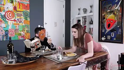 Masum analized köle genç makine ile sert şaplak attı