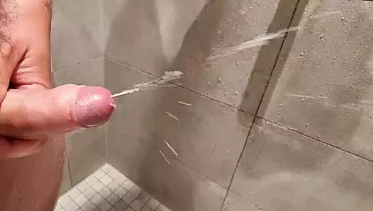 Halka açık unisex duşta büyük boşalma