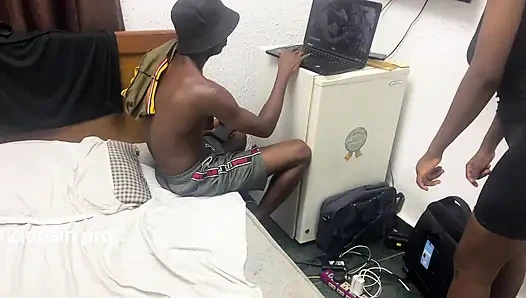 Etraftaki Bir Kaltak Dikkat Dağıtıcı Ama Adamın Sikişmeye Ihtiyacı Var