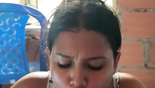 Üvey erkek kardeşimi evde oturma odasında ziyaretçiyle sikiyorum