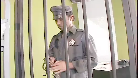 Hapishane görevlisi iki mahkumu sikikleri