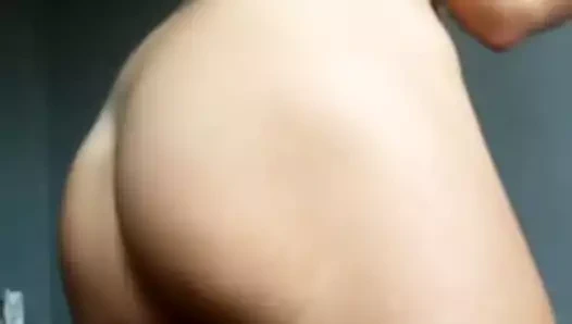 La mia ragazza mi mostra il culo