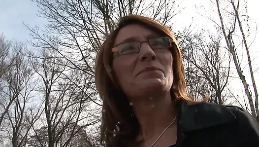 Azgın olgun esmer parmaklıyor ve damlayan amcığını oynuyor