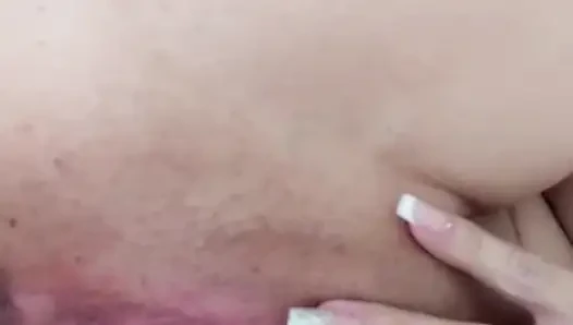 Venezuelalı güzel kendini parmaklıyor ve orgazm oluyor