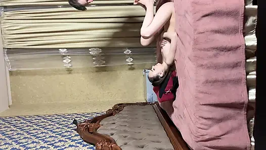 Allmylinks MIsssVikki'ye ne yaptığını tam olarak biliyormuş gibi hareket etti