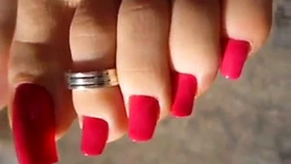 Uzun ayak tırnakları:joi şipşak