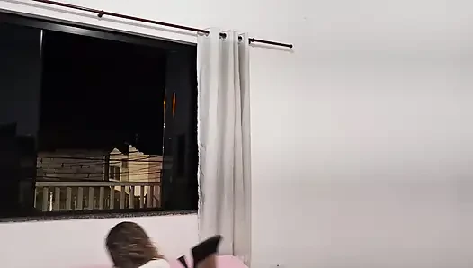 Teşhirci evli kadın oyuncaklarıyla mastürbasyon yapmayı seviyor.