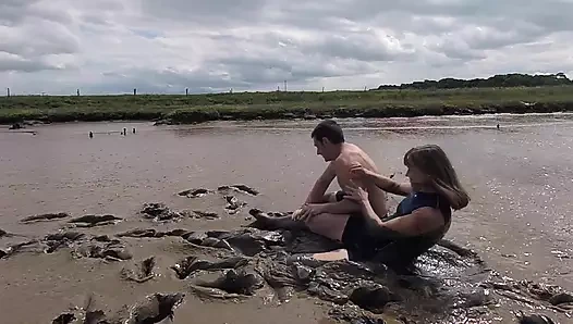 Çamur güreşi-- kim kazanıyor, kadın mı erkek mi!