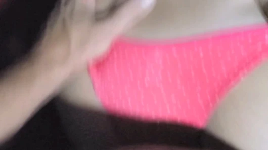 Aldatılan evli kadın pembe seksi külotla domalarak sikişiyor