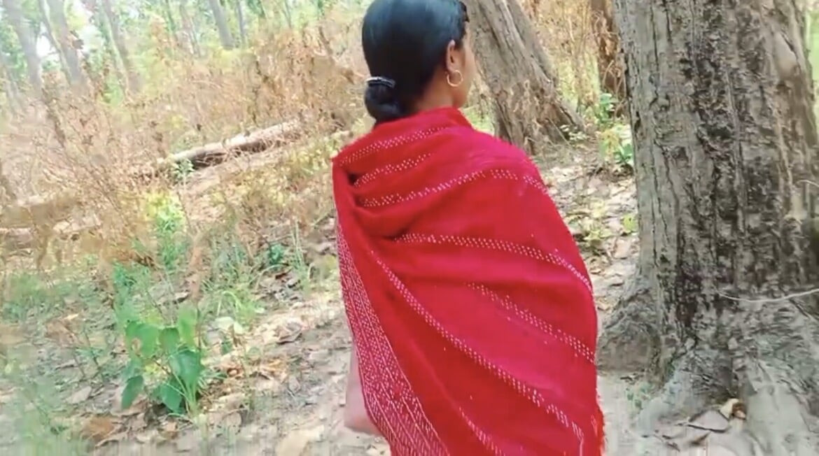 village bhabhi jungal me chudwane ke liye gayi