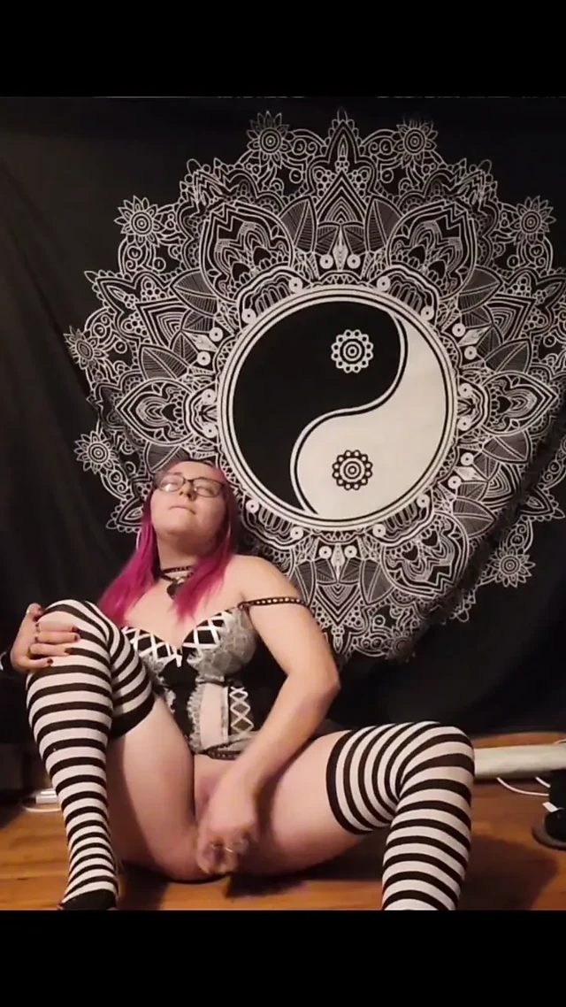 Sevimli gotik kız oyuncağını sikiyor