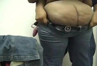 Güzel bir siyah eşek kotunu giymek için yardım alıyor.