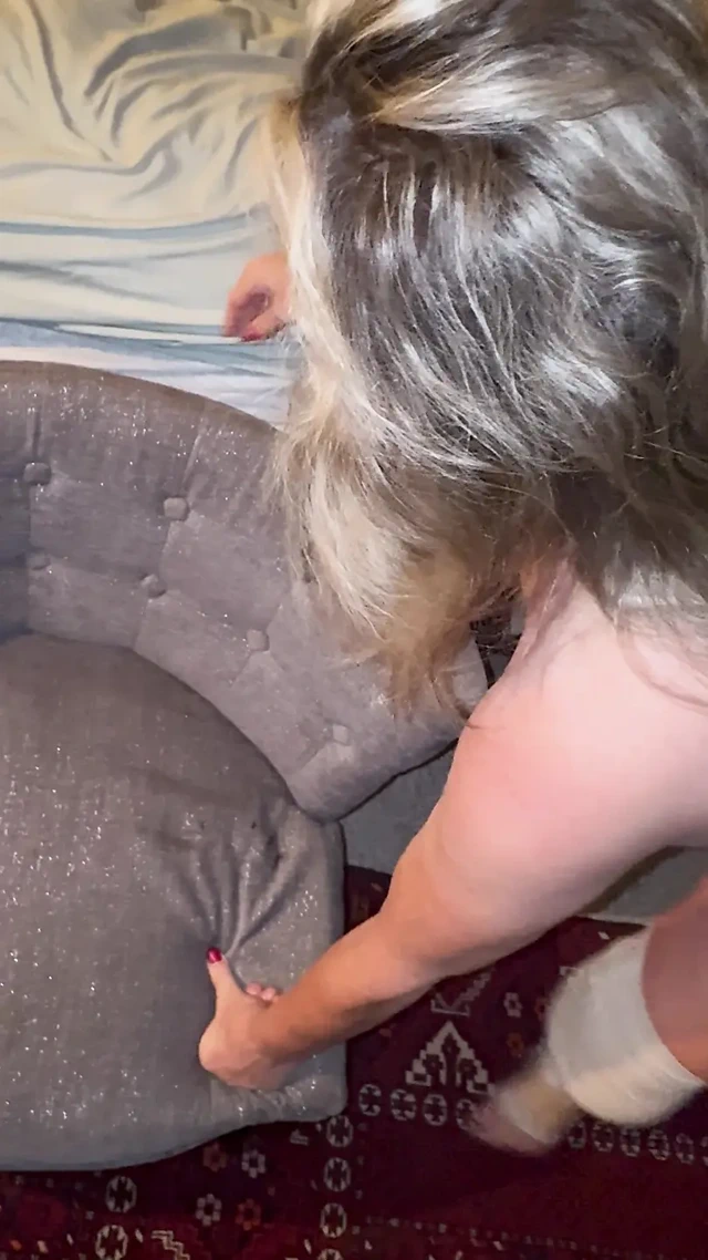 Evli kadın yarak emiyor ve götünü sikiyor