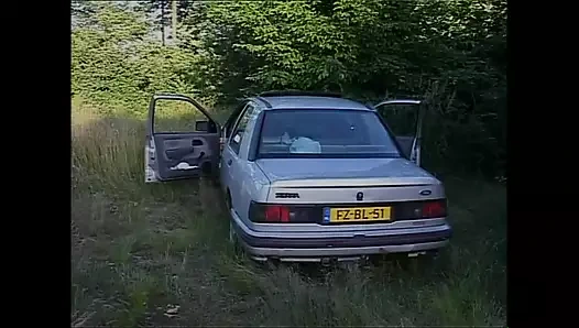 İri göğüslü orta yaşlı seksi kadın ağzına boşalana kadar büyük bir yarakla arabanın kaputunda sikiliyor