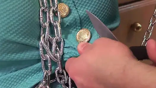 Büyük göğüsler esaret altında mutfakta sikişiyor